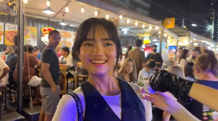 Potret Fuji jajan kaki lima di Thailand. (YouTube/Fuji an)