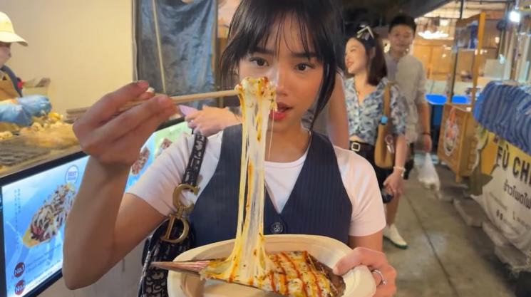 Potret Fuji jajan kaki lima di Thailand. (YouTube/Fuji an)