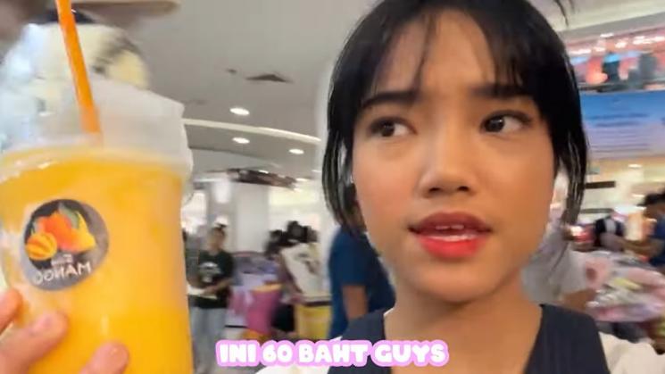 Potret Fuji jajan kaki lima di Thailand. (YouTube/Fuji an)