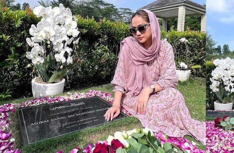 Potret BCL Ziarah ke Makam. (Instagram/@bclsinclair)