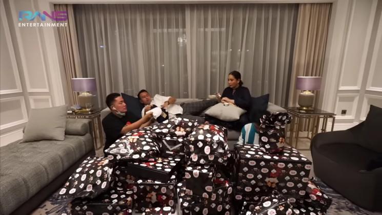Momen Raffi Ahmad dan Nagita Slavina Buka Kado Ultah(YouTube/Rans Entertainment)