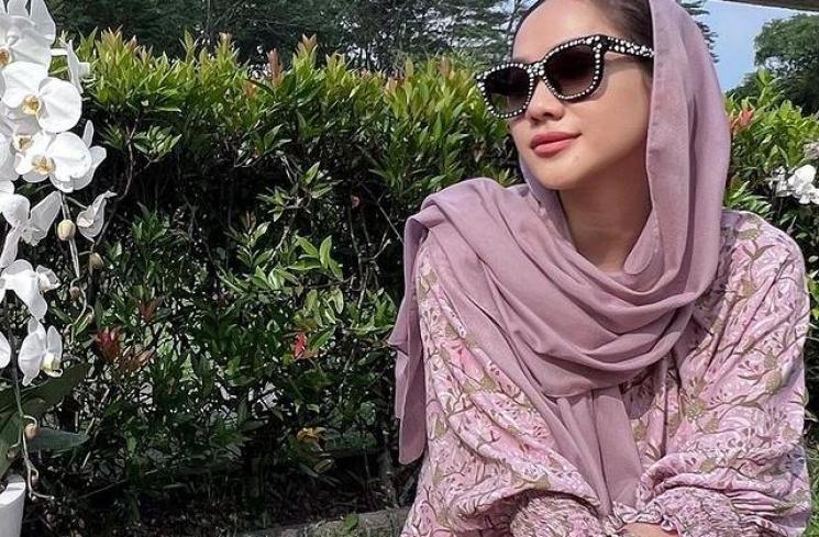 Potret BCL Ziarah ke Makam. (Instagram/@bclsinclair)