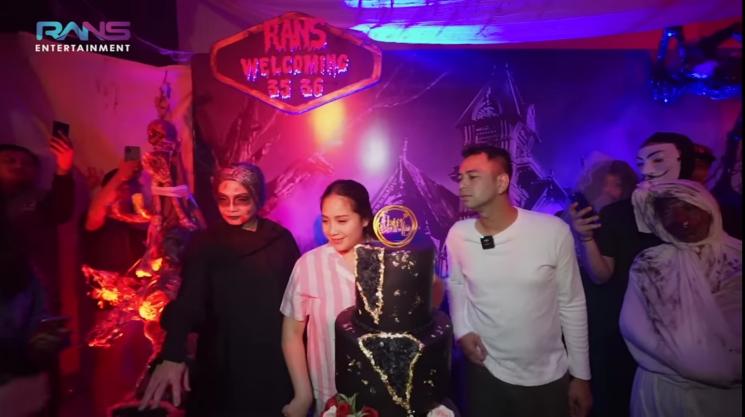 Momen Raffi Ahmad dan Nagita Slavina Buka Kado Ultah(YouTube/Rans Entertainment)
