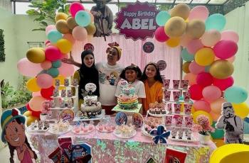 10 Potret Ultah Abel Anak Indra Bekti, Dirayakan Meriah Bersama Keluarga