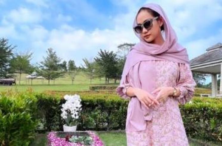 Potret BCL Ziarah ke Makam. (Instagram/@bclsinclair)