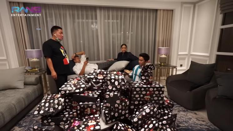 Momen Raffi Ahmad dan Nagita Slavina Buka Kado Ultah(YouTube/Rans Entertainment)