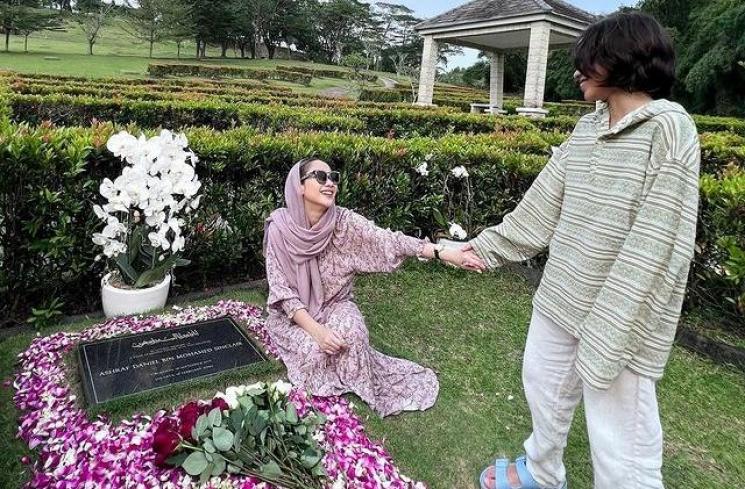 Potret BCL Ziarah ke Makam. (Instagram/@bclsinclair)