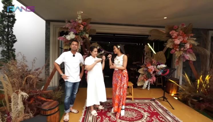Momen Raffi Ahmad dan Nagita Slavina Buka Kado Ultah(YouTube/Rans Entertainment)