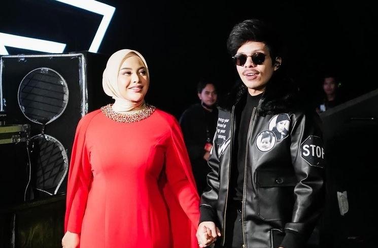 Artis kasih kado jam tangan mewah buat pasangan (Instagram/@attahalilintar)