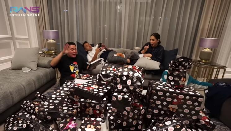 Momen Raffi Ahmad dan Nagita Slavina Buka Kado Ultah(YouTube/Rans Entertainment)