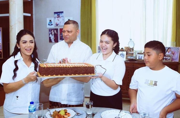 Momen Ultah Raul Lemos ke-53 (Instagram/@krisdayantilemos)