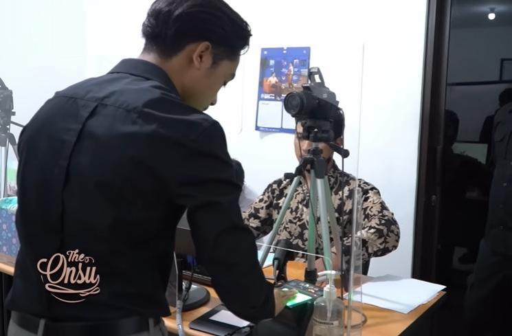 Momen Betrand Peto bikin SIM (YouTube/The Onsu Family)