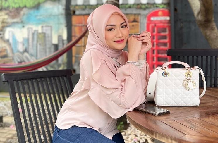 Artis traktir karyawan belanja di mall (Instagram/@nathalieholscher)