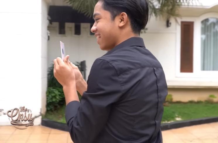 Momen Betrand Peto bikin SIM (YouTube/The Onsu Family)
