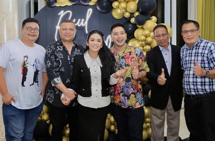 Momen Ultah Raul Lemos ke-53 (Instagram/@krisdayantilemos)