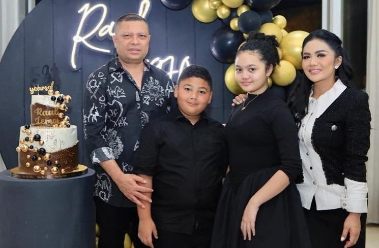 Momen Ultah Raul Lemos ke-53 (Instagram/@krisdayantilemos)