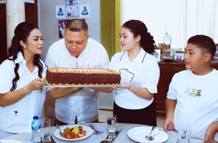Momen Ultah Raul Lemos ke-53 (Instagram/@krisdayantilemos)