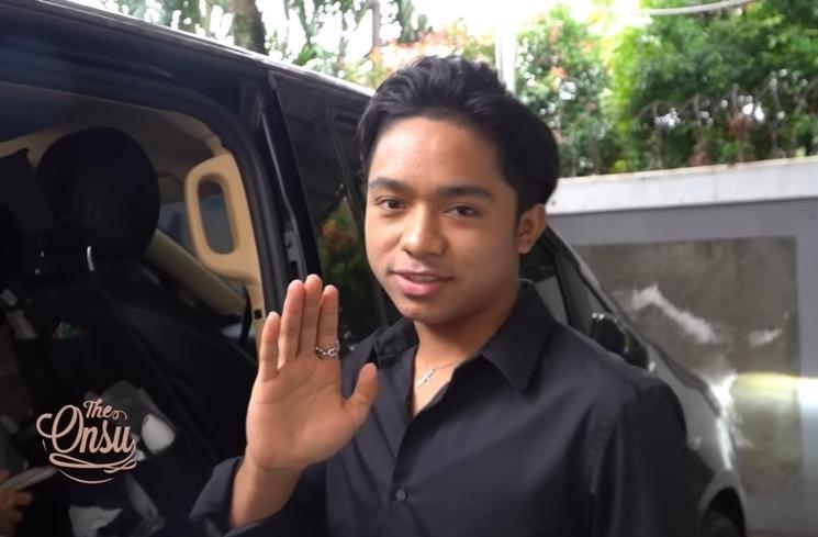 Momen Betrand Peto bikin SIM (YouTube/The Onsu Family)