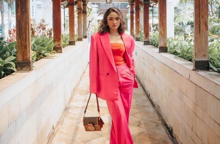 Potret Marion Jola Manggung Pakai Jas (Instagram/@lalamarionmj)