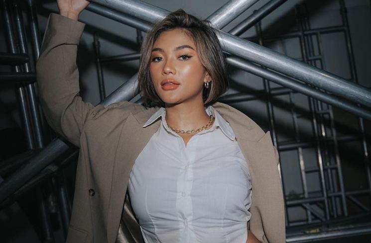 Potret Marion Jola Manggung Pakai Jas (Instagram/@lalamarionmj)