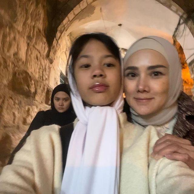 Potret Safeea Ahmad Tampil Berhijab (Instagram/mulanjameela1)