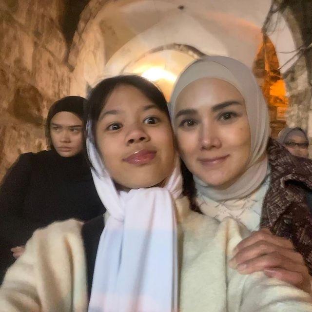 Potret Safeea Ahmad Tampil Berhijab (Instagram/shafeaamd_)