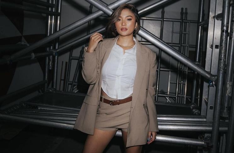 Potret Marion Jola Manggung Pakai Jas (Instagram/@lalamarionmj)