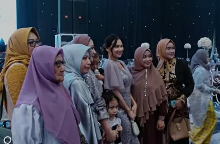 Momen Indah Permatasari Datang ke Nikahan Adik. (YouTube/Indah Permatasari)