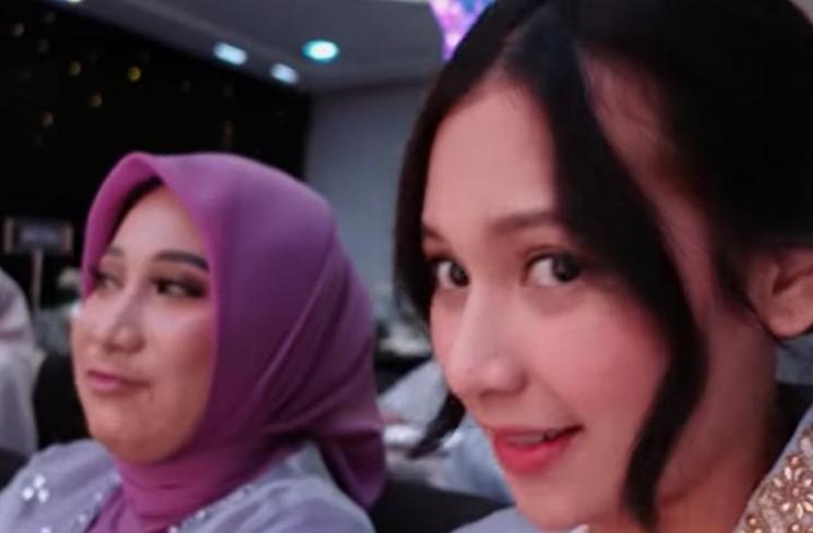 Momen Indah Permatasari Datang ke Nikahan Adik. (YouTube/Indah Permatasari)