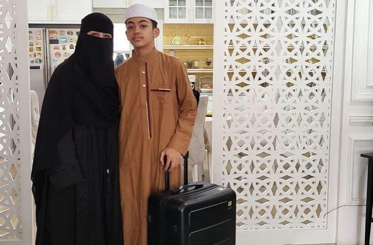 Umi Pipik dan putra bungsu, Bilal. (Instagram/@_ummi_pipik_)