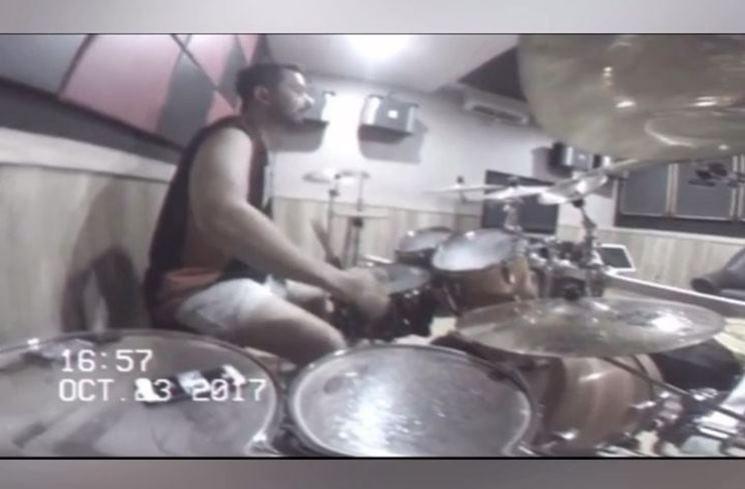 Suami Kiky Saputri, Muhammad Khairi, saat nge-band. (Instagram/@kikysaputrii)
