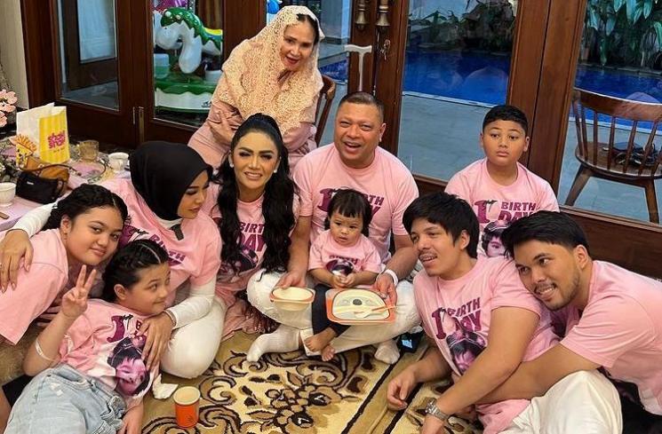 Potret Ulang Tahun Ameena yang Pertama. (Instagram/krisdayantilemos)