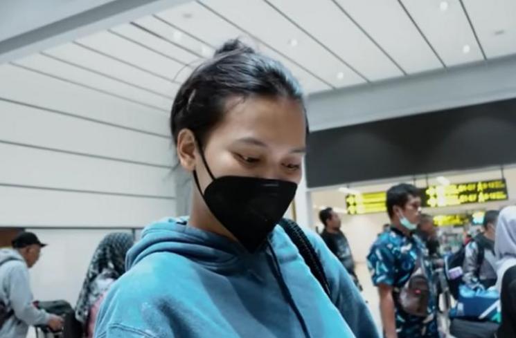 Momen Indah Permatasari Datang ke Nikahan Adik. (YouTube/Indah Permatasari)