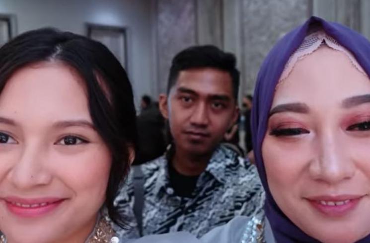 Momen Indah Permatasari Datang ke Nikahan Adik. (YouTube/Indah Permatasari)