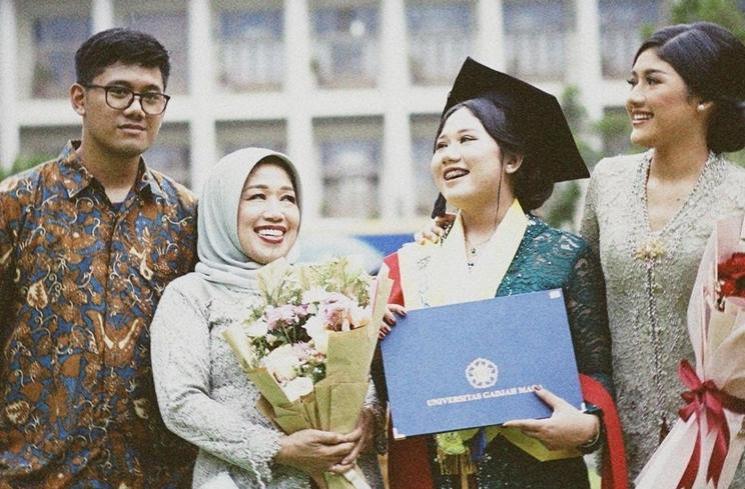 Momen Erina Gudono Hadiri Wisuda Adik (Instagram/@shaniagudono)