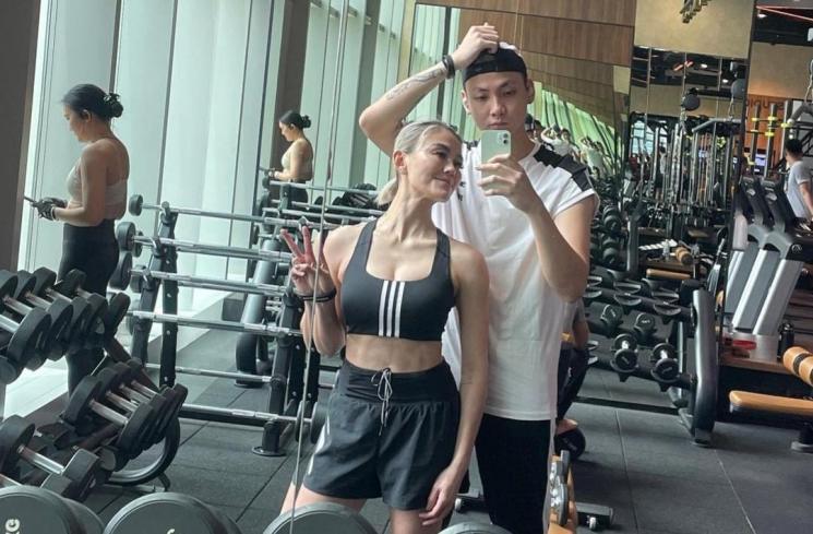 Potret Agnez Mo Liburan Bareng Pacar di Bali. (Instagram/@agnezmo)