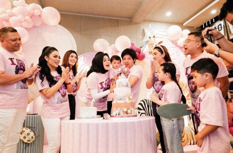 Potret Raul Lemos dan Ameena Tukar Kado. (Instagram/@krisdayantilemos)