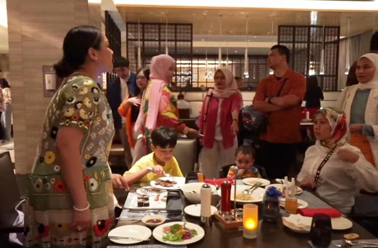 Momen Raffi dan Nagita Dinner Bareng Karyawan. (YouTube/RANS Entertainment) 
