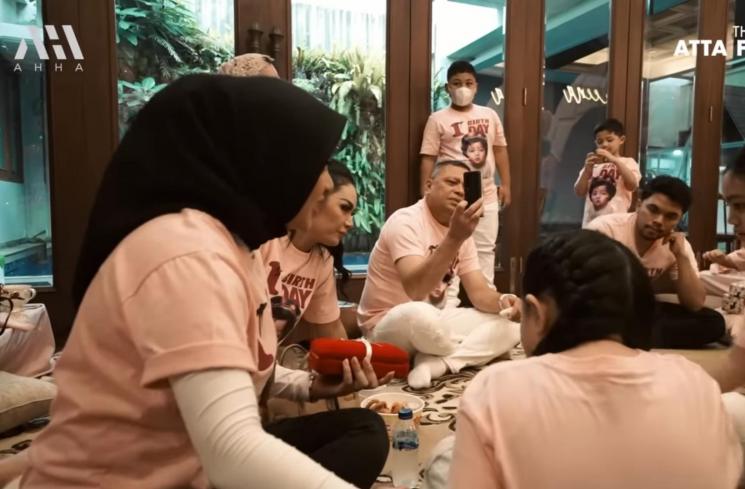 Potret Raul Lemos dan Ameena Tukar Kado. (YouTube/AH)