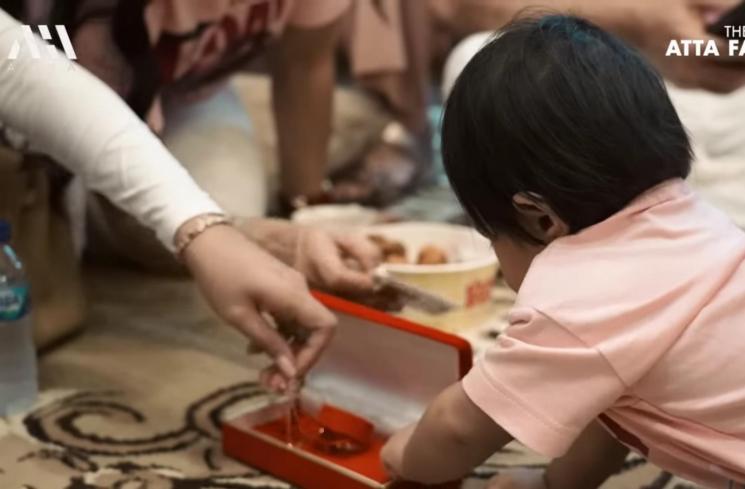 Potret Raul Lemos dan Ameena Tukar Kado. (YouTube/AH)