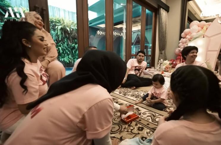 Potret Raul Lemos dan Ameena Tukar Kado. (YouTube/AH)