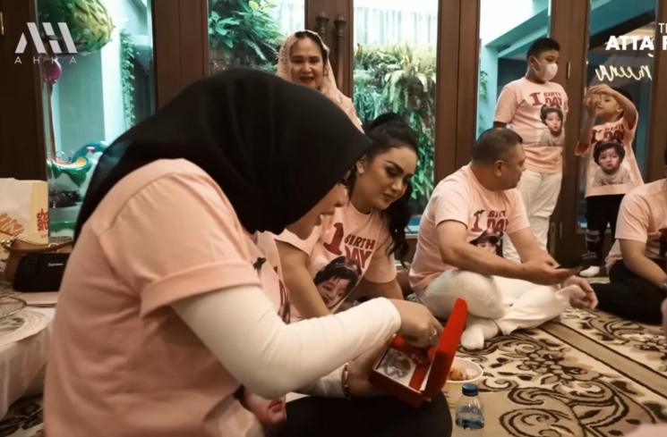 Potret Raul Lemos dan Ameena Tukar Kado. (YouTube/AH)