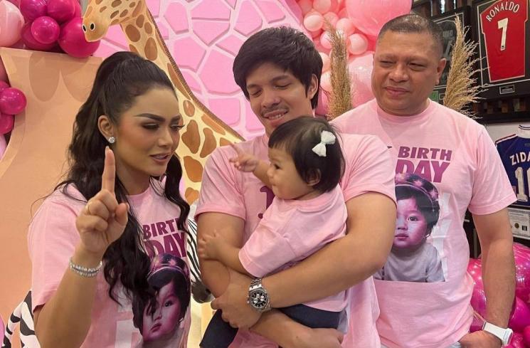 Potret Raul Lemos dan Ameena Tukar Kado. (Instagram/@krisdayantilemos)