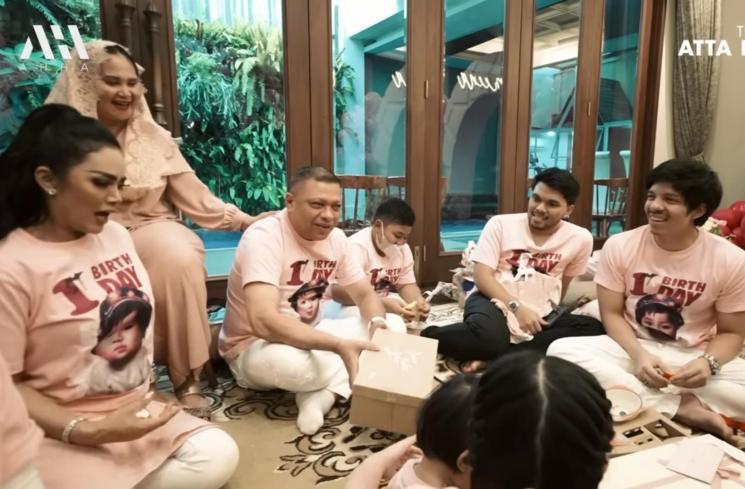 Potret Raul Lemos dan Ameena Tukar Kado. (YouTube/AH)