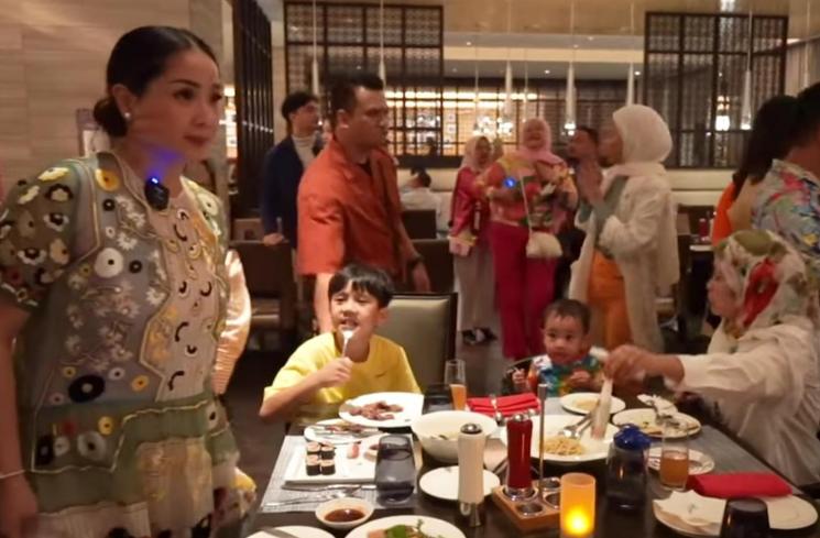 Momen Raffi dan Nagita Dinner Bareng Karyawan. (YouTube/RANS Entertainment) 