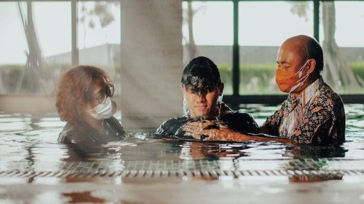 Potret Artis Saat di Baptis(Instagram/@rafaell_16) 