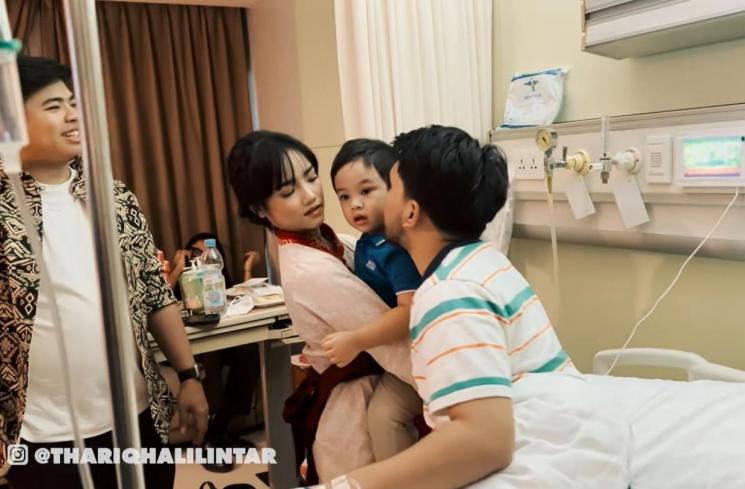 Momen Thariq Halilintar Dirawat di RS. (YouTube/Thariq Halilintar)