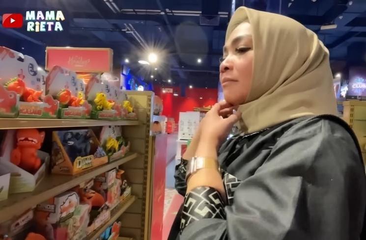 Momen Rieta Amilia Berburu Dinosaurus untuk Cipung (YouTube Mama Rieta)