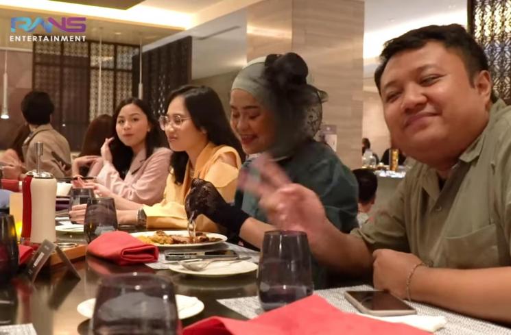 Momen Raffi dan Nagita Dinner Bareng Karyawan. (YouTube/RANS Entertainment) 