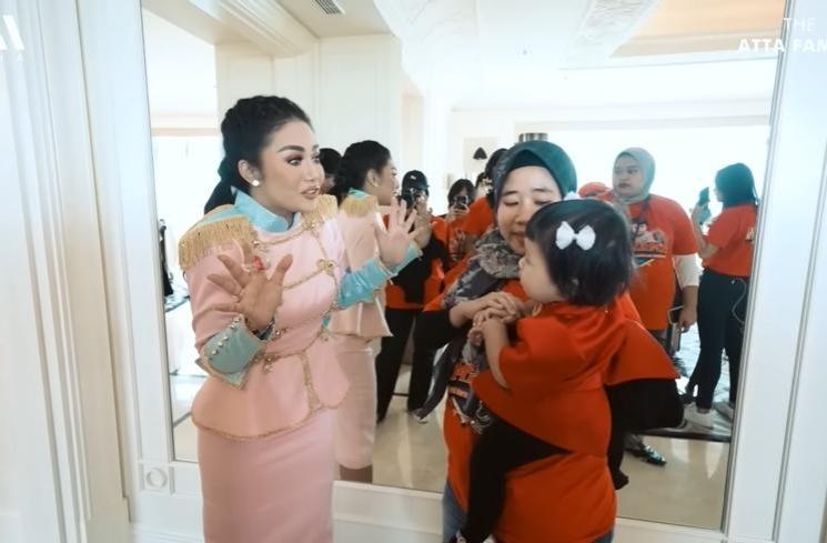 Gaya Artis dan Selebgram di Ultah Ameena (YouTube/AH)